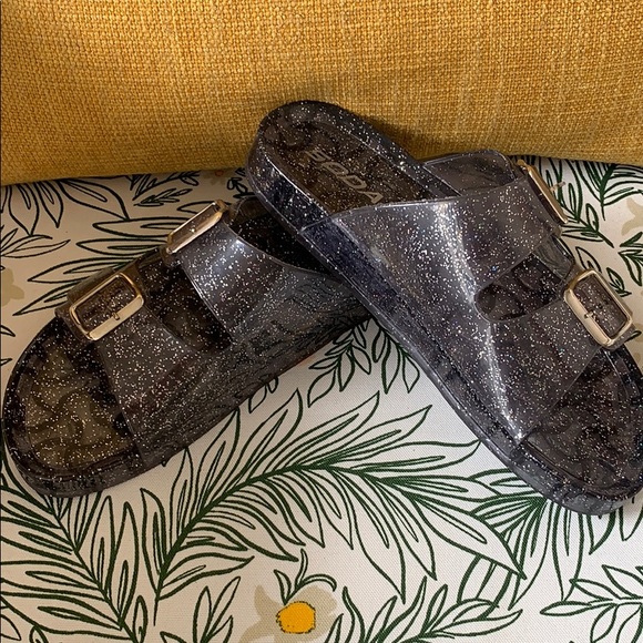 Gummy style Sandler’s with two buckles - Picture 1 of 4